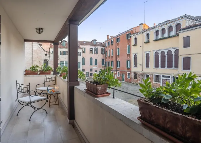 Garden Mansion With Private Mooring R&r Appartement